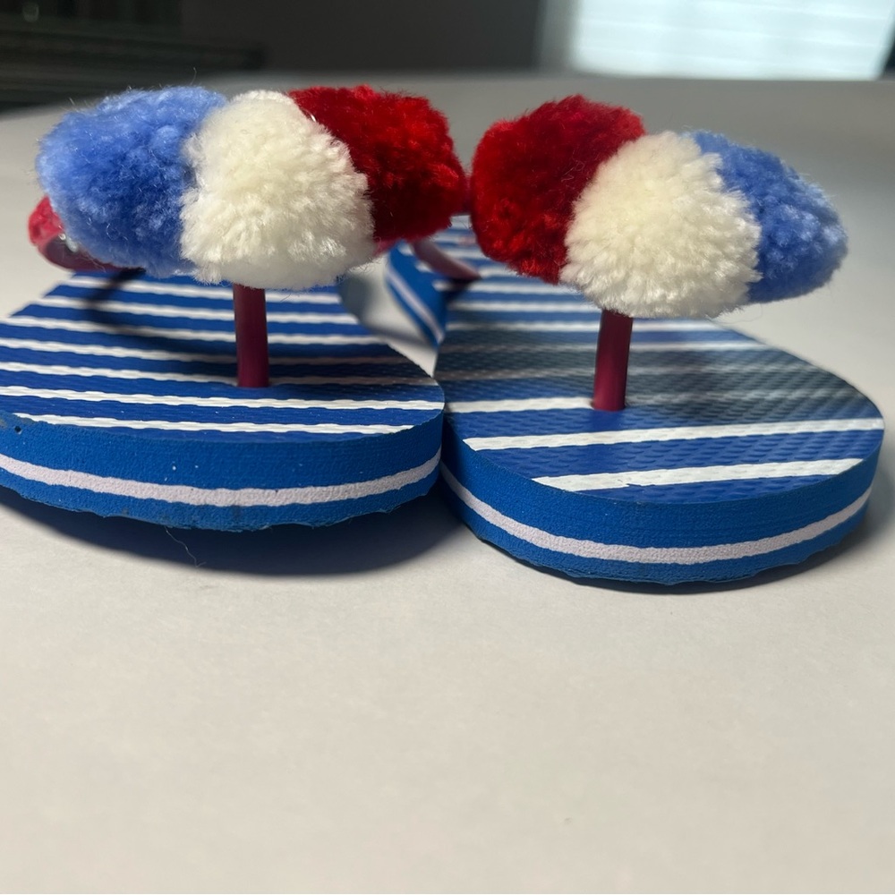 NWOT girls vineyard vines flip flops with Pom poms. Girls size 13. - Picture 7 of 9